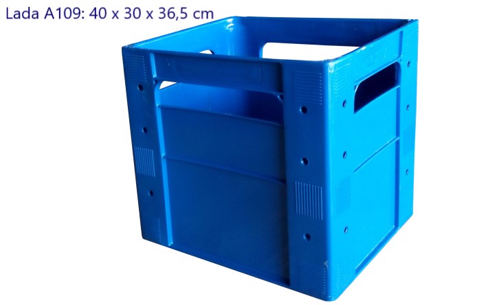 Naveta A109 din material plastic reciclat este mai des folosita la depozitarea sau stocarea laptelui preambalat sau ambalat in flacoane igienice, sticle igienice sau pungi alimentare igienice. Naveta A109 din material plastic reciclat nu poate veni in contact direct cu produsele alimentare. Dimensiuni: 40 x 30 x 36,7 cm. Masa proprie: 1990 g. Culori: verde, albastru, rosu.